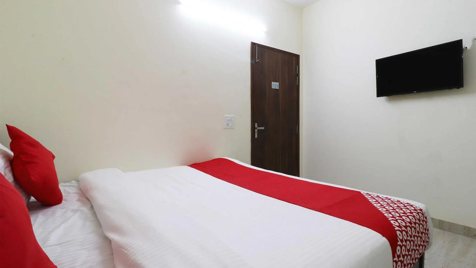 Hotel O Royal King Deluxe Delhi