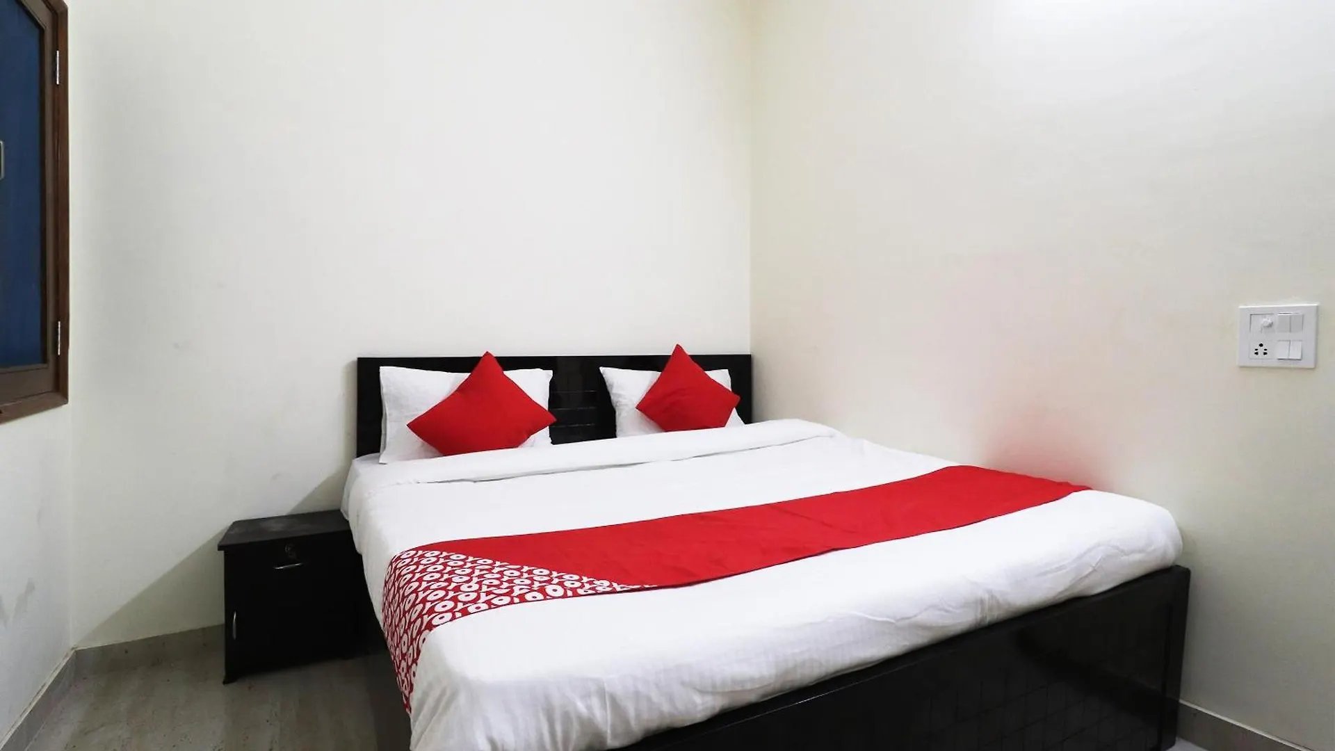 Hotel O Royal King Deluxe Delhi